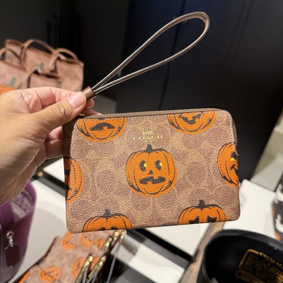 Coach Corner Zip Wristlet in Signature Canvas With Pumpkin Print CCL20 NWT - Picture 1 of 4